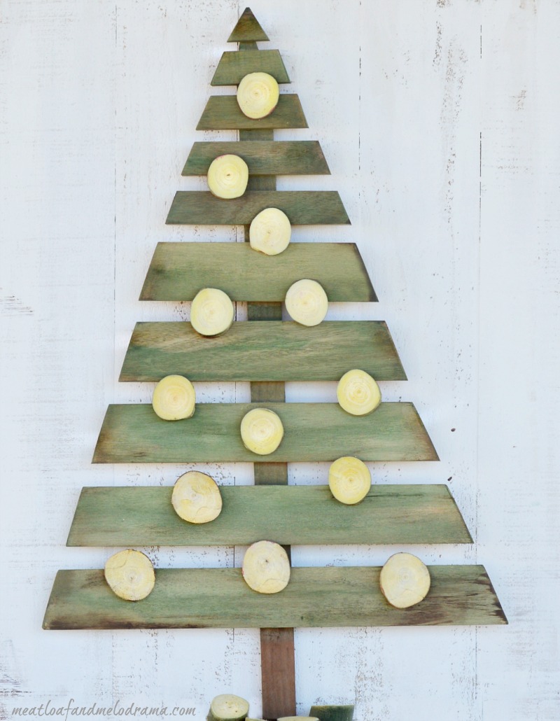 DIY Wood Pallet Christmas Tree - Meatloaf and Melodrama