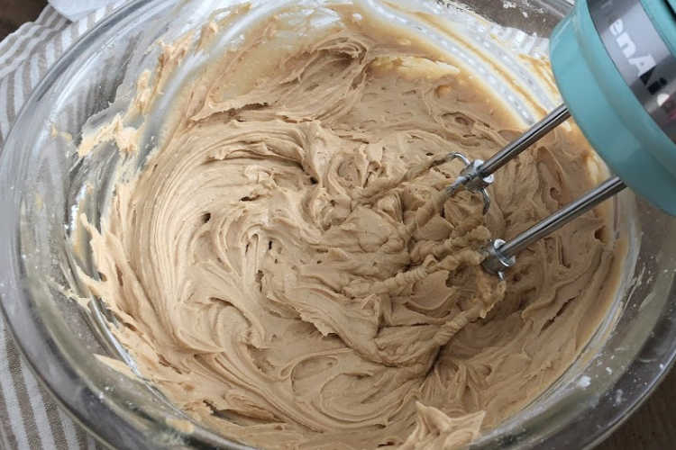 mix peanut butter, butter and powdered sugar in bowl