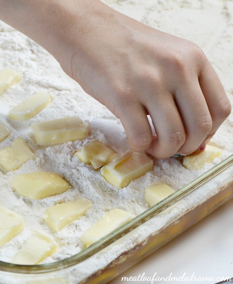 metti pacche di burro sulla miscela di torte