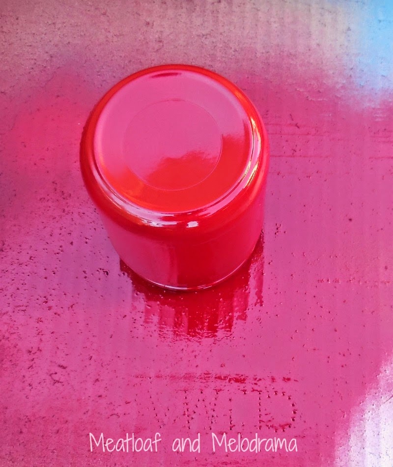 spray paint empty jar red