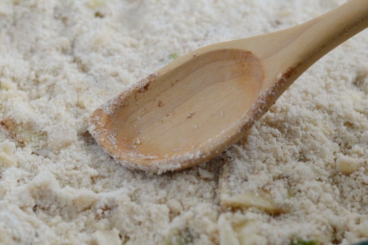 add topping to cinnamon apple crisp