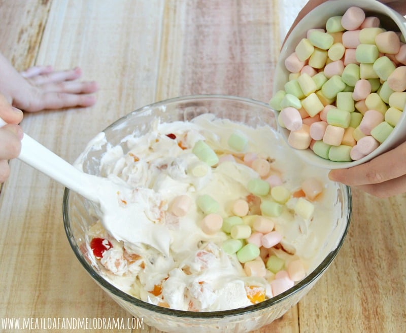 mini pastel marshmallows com fruta misturada e chicote fresco