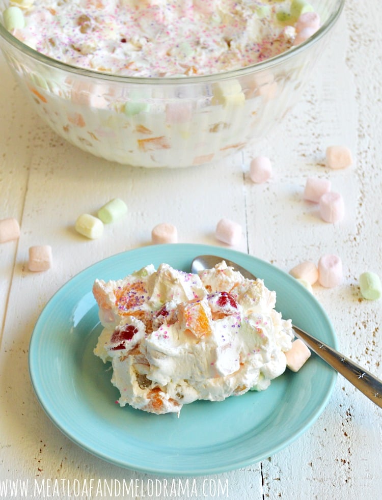 bowl de salada de fruta e salada de fruta num prato com marshmallows