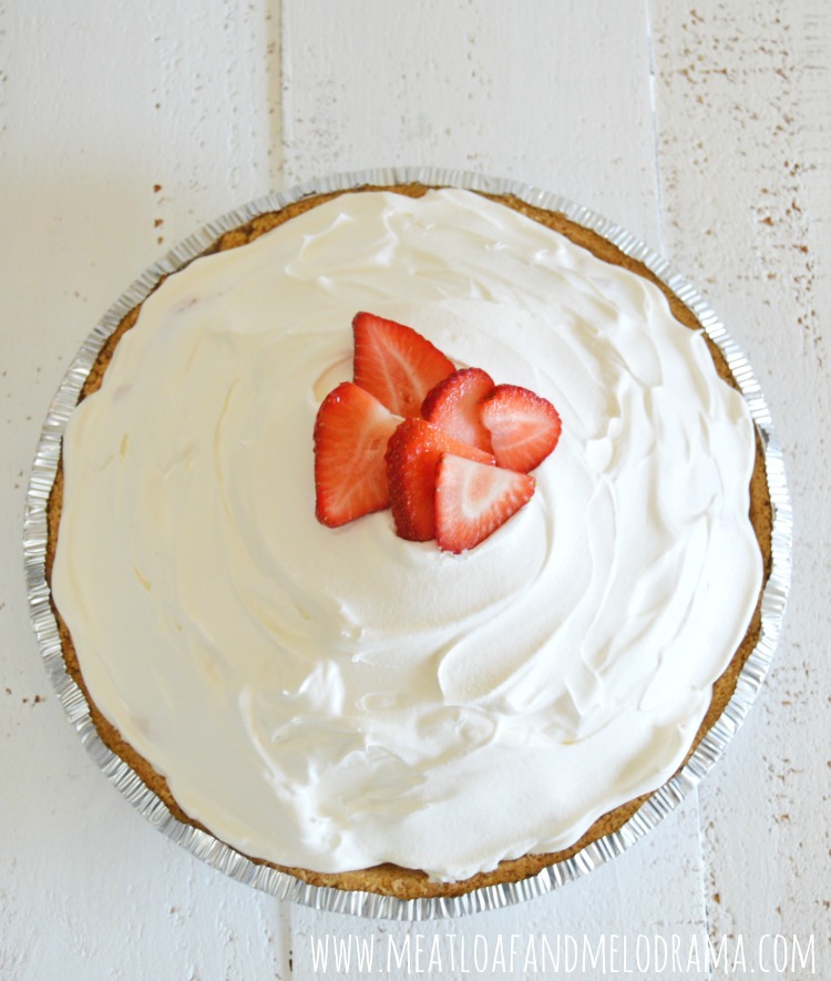 strawberry ice cream pie topped with fresh strawberry slices