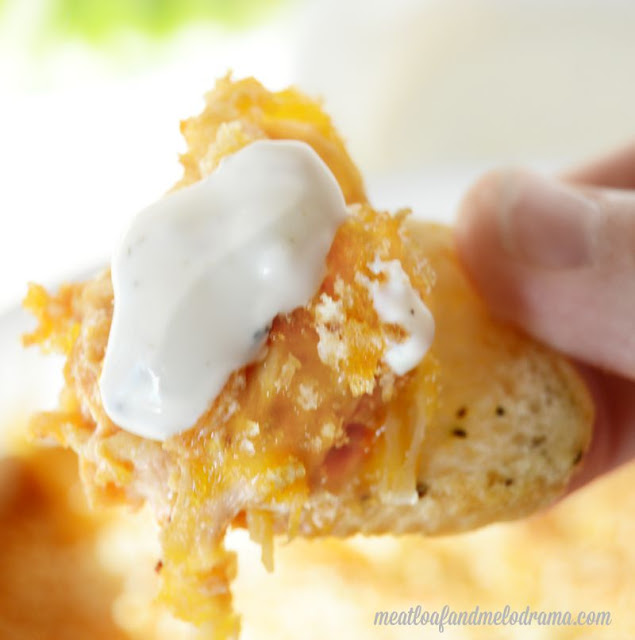 buffalo chicken dip with ranch dressing on bread