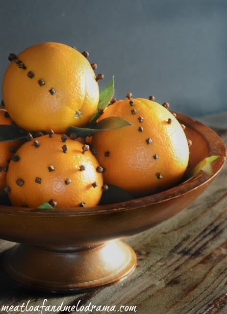 holiday-centerpiece-with-clove-studded-oranges