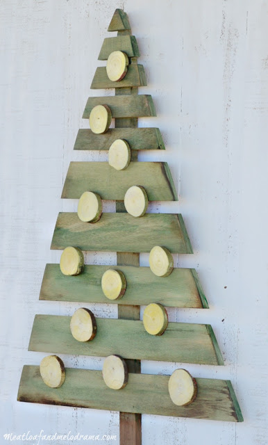paintd-wood-pallet-tree-with-wood-slice-ornaments