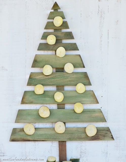 DIY-wood-pallet-Christmas-tree-with-wood-slice-ornaments