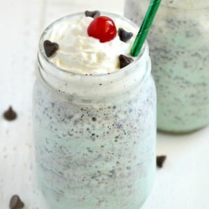 mint-chocolate-chip-milkshakes-mason-jar