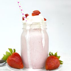 easy-strawberry-milkshake-mason-jar