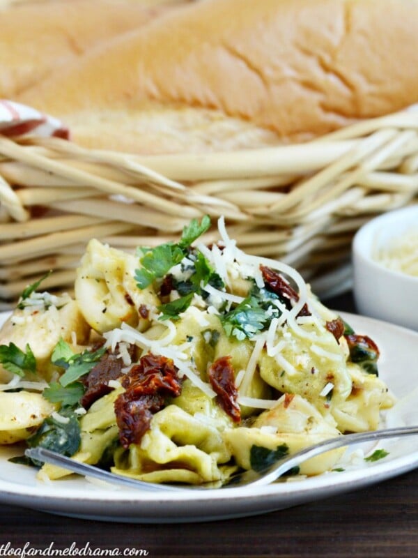 one-pot-creamy-chicken-tortellini-pasta-skillet-spinach-sundried-tomatoes