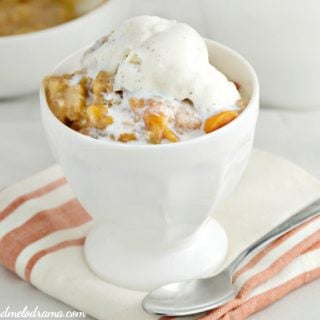 easy-crock-pot-peach-cobbler-ice-cream