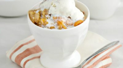 easy-crock-pot-peach-cobbler-ice-cream