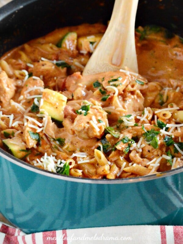 easy-one-pot-creamy-garlic-chicken-pasta-zucchini