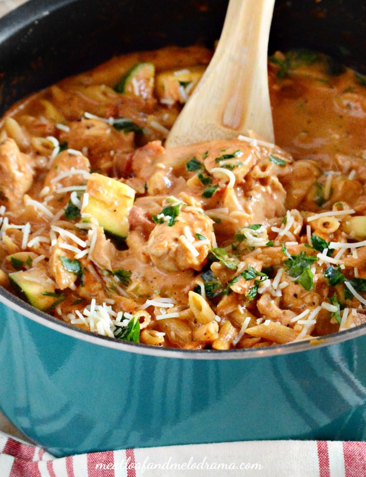 easy-one-pot-creamy-garlic-chicken-pasta-zucchini