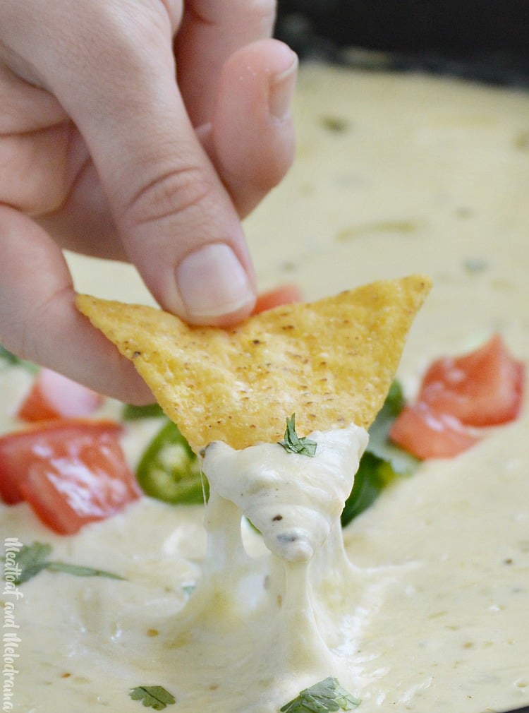 Sala verde white queso dip on tortilla chip