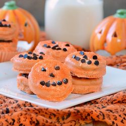 halloween oreo pumpkin treats made with candy melts and mini chocolate chips