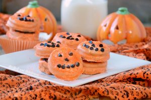 halloween oreo pumpkin treats made with candy melts and mini chocolate chips