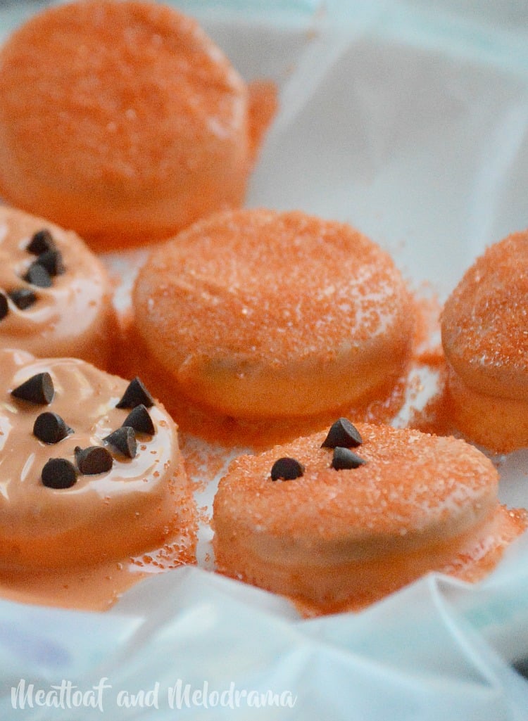 halloween oreo pumpkin treats with mini chocolate chips