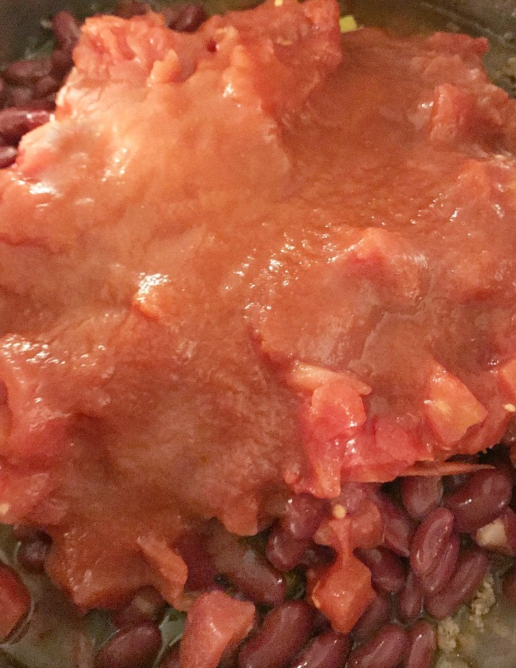 layer ingredients for chili in the instant pot