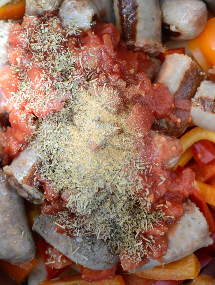  salchicha y pimientos instantáneos con tomates en olla