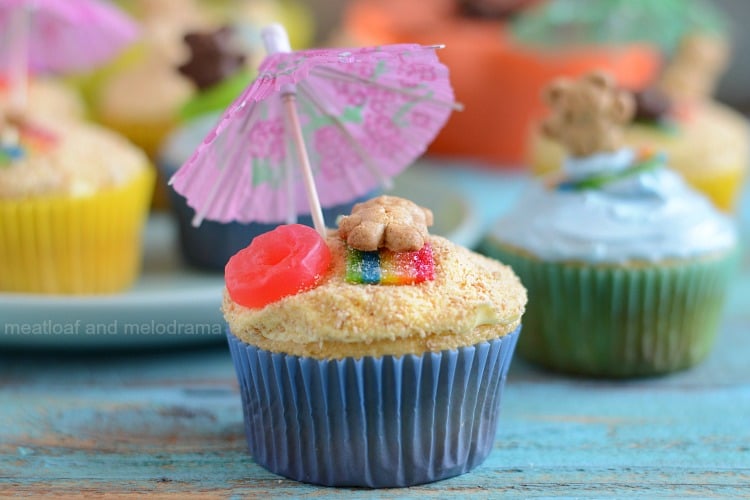 summer beach party cupcakes with teddy grahams umbrellas candy