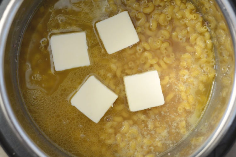 layer ingredients for cheeseburger macaroni in instant pot