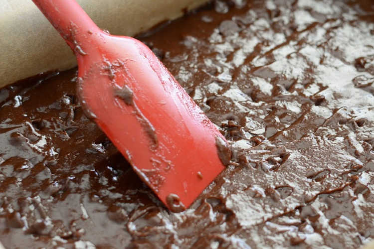 spread chocolate chip brownie batter in pan