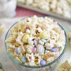  mélange de collations pour appâts de lapin avec du chex de pop-corn, mélangez des mini guimauves et des bonbons de Pâques dans un bol en verre