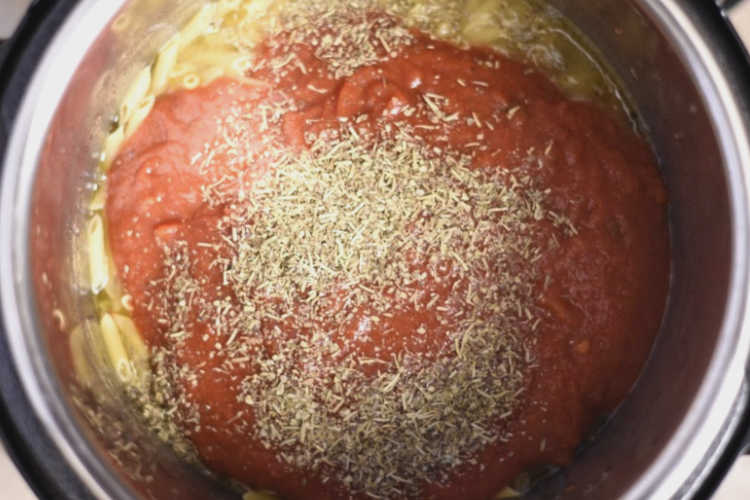 layer ingredients for pizza pasta in instant pot