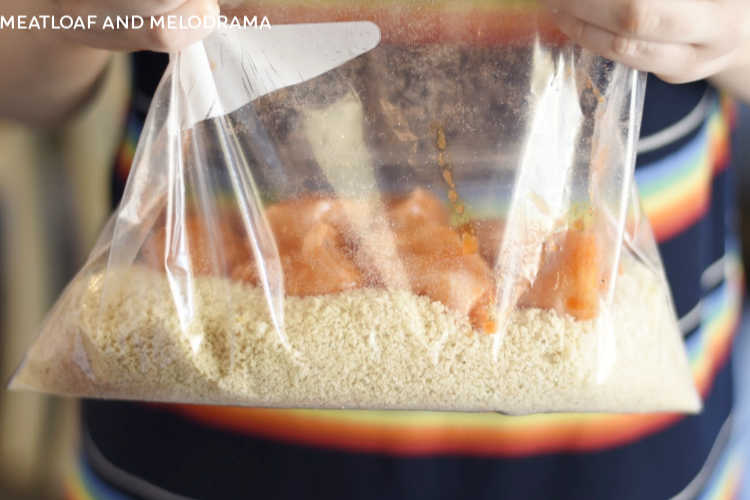 τινάξτε βουβαλίσιες κοτομπουκιές σε ψίχα ψωμιού panko σε σακούλα με φερμουάρ