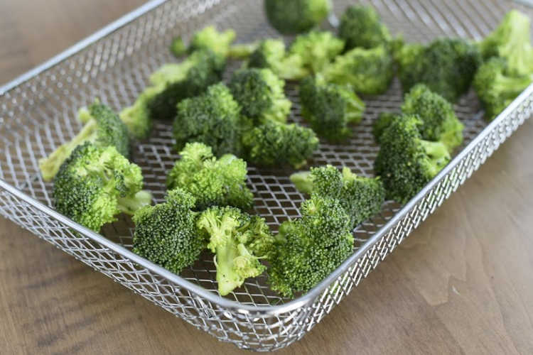 cut fresh broccoli florets in air fryer tray