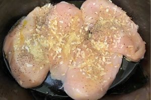味付けした鶏肉を鍋に入れる
