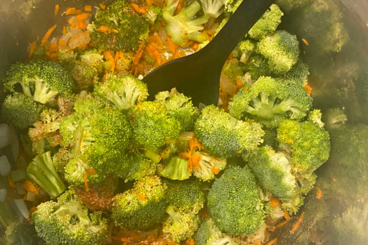 broccoli florets and carrots in the instant pot