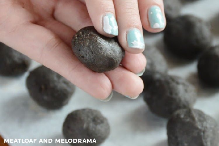 roll cookie cream cheese mix into small 1-inch balls