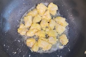cook chicken dredged in flour egg wash in skillet