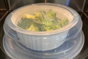 broccoli-in-microwave-with-cover