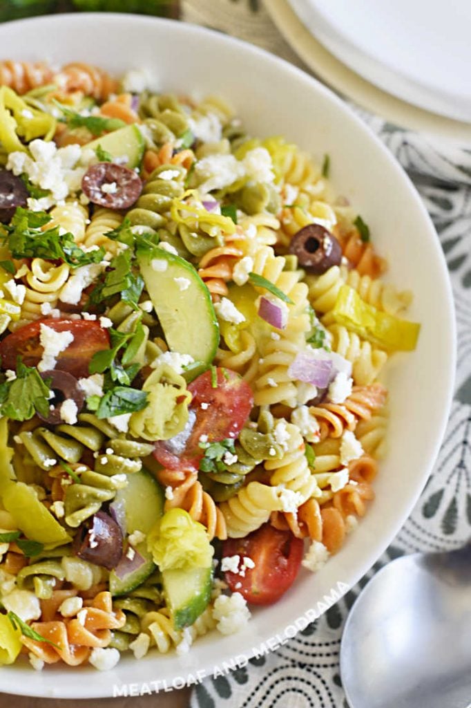 close up of rotini pasta with fresh vegetables in bowl