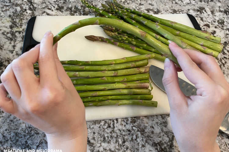 bend asparagus in 2 hands