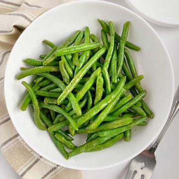 microwave green beans in white serving bowl