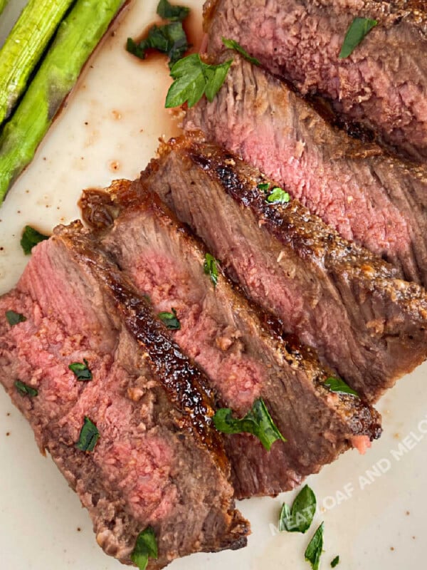 ninja foodi grill steak sliced on plate with asparagus