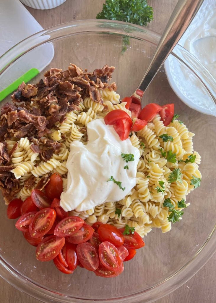 mix mayonnaise dressing with pasta, bacon and tomatoes and pasta in large bowl