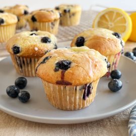κέικ mix muffins blueberry με γλάσο σε ένα πιάτο