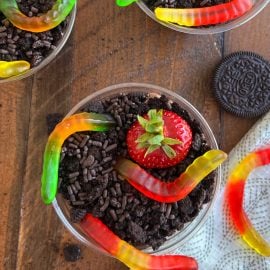 dirt pie cups with gummy worms and oreo cookies and pudding ( mud pie )