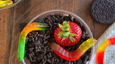 dirt pie cups with gummy worms and oreo cookies and pudding ( mud pie )