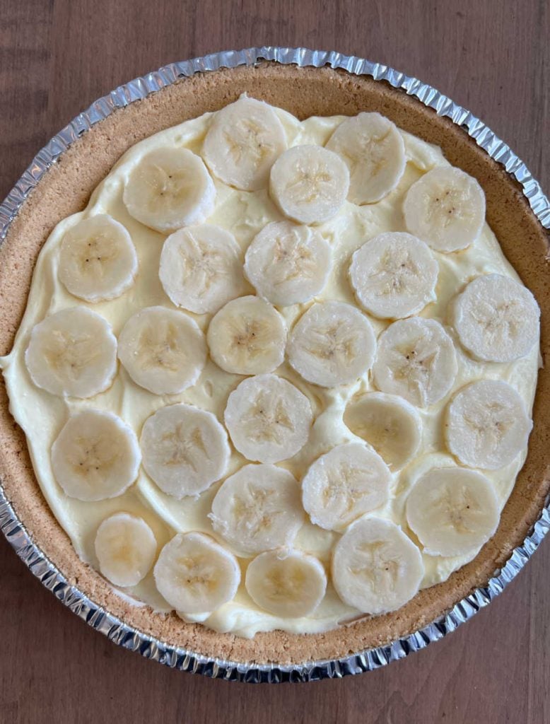 layer of sliced bananas over vanilla pudding in graham cracker crust