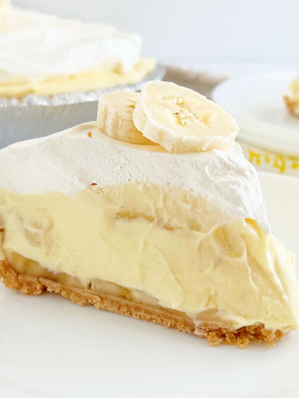 no bake banana pudding pie in graham cracker crust with cool whip on top