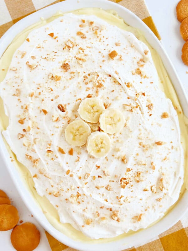 no bake banana pudding with cool whip and nilla wafer cookies and sliced bananas