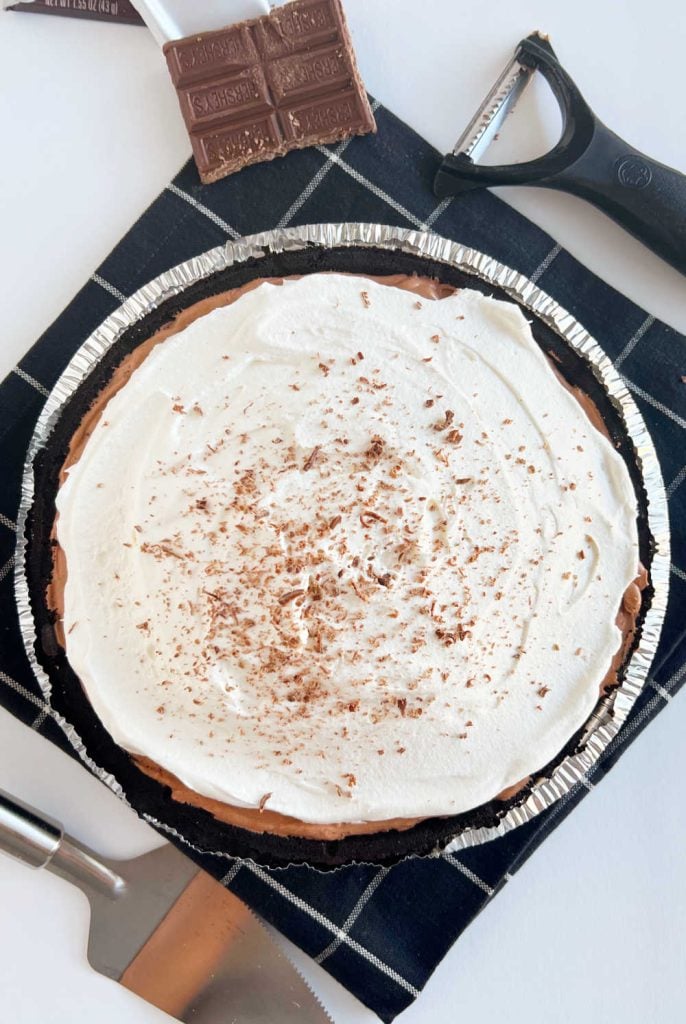 no bake chocolate pie with chocolate shavings on whipped topping