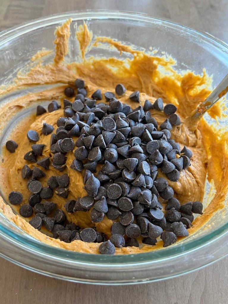 mix cake mix, pumpkin puree and chocolate chips in bowl